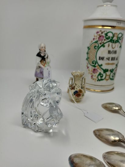 null LOT COMPRENANT:

- Pot à pharmacie

- Vase miniature

- 2 figures en porcelaine,...
