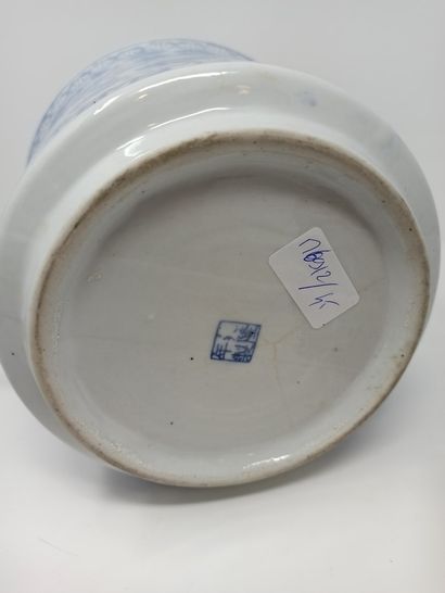 null Lot comprenant:

- Cache-pot en porcelaine blanc bleu, CHINE Moderne

- Boîte...