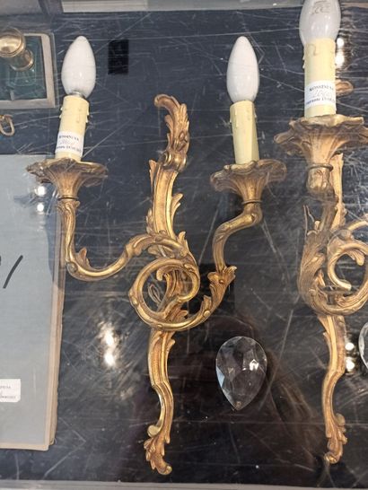 null Handle of sconces : 

Two pairs of Louis XV style sconces.

One with two arms...