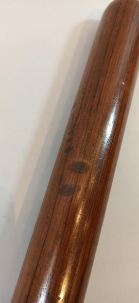 null Lot:

- Leaded english baton, brass handle.

Length: 28 cm

- Wooden english...