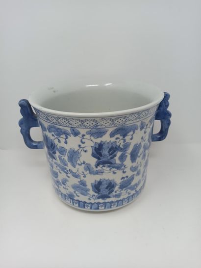null Lot comprenant:

- Cache-pot en porcelaine blanc bleu, CHINE Moderne

- Boîte...