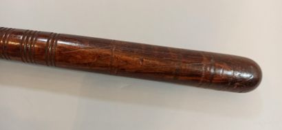 null Lot:

- Matraque anglaise en bois sculpté,

Long.: 34 cm

- Matraque anglaise...