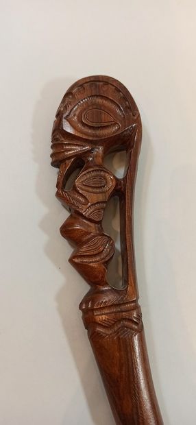 null Lot:

- English truncheon, wear and tear 

Length: 27 cm

- Modern Fiji baton,...