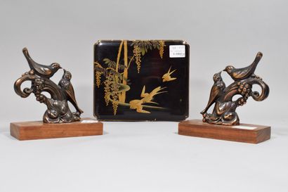 null Lot including: lacquer box and two bookends



- Two bird bookends. Accident...