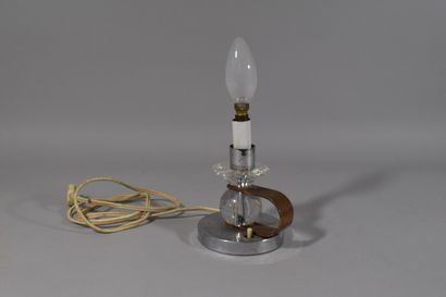 null Petite lampe de style Art Déco en verre et métal argenté

Traces d'usage

H:...