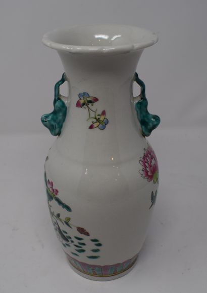 null Vase en porcelaine polychrome à décor d'oiseaux