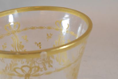 null Lot comprenant:

- 1 vase en verre avec monture en métal. H. 13 cm; D. 11 cm

-...