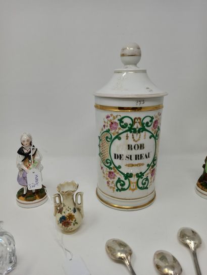 null LOT COMPRENANT:

- Pot à pharmacie

- Vase miniature

- 2 figures en porcelaine,...
