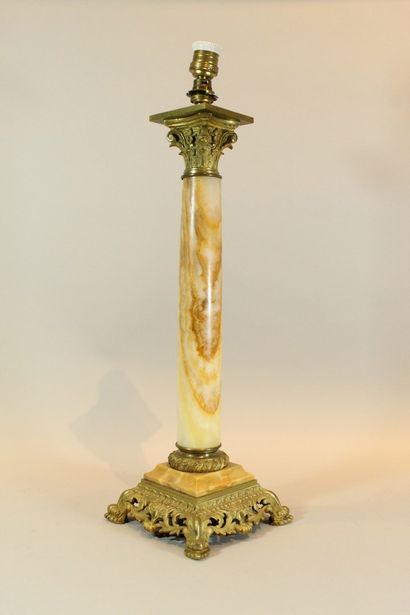 null A Corinthian column shaped lamp stand in onyx and gilt bronze. 

Height : 54...