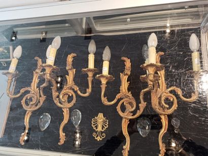 null Handle of sconces : 

Two pairs of Louis XV style sconces.

One with two arms...