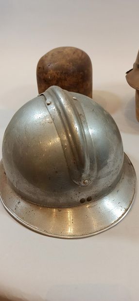 null Lot de 2 casques:

- Casque étranger

- Modèle 1933 VILLE DE EYMET