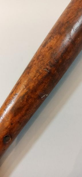 null Lot:

- English wooden baton, 

length: 31 cm

- Rubber baton, 

length: 20...