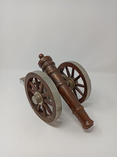 null Miniature cast iron, bronze and wood gun

L.: 46 cm