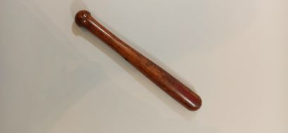 null Lot:

- English wooden baton, 

length: 31 cm

- Rubber baton, 

length: 20...
