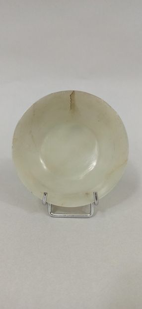 null CHINA - 20th century

Small round celadon nephrite cup. (Chips) 

Diam. 10,5...