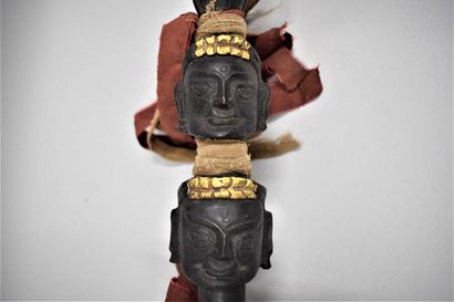 null Sceptre Bouddhique en bronze à patine noire formé de quatre Vajras surmontés...