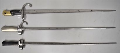 null Lot of three bayonets including :

-a Gras 1874

-a Lebel 1886

a Lebel 1886-15.

In...