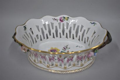 null 
ROYAL COPENHAGUE
Coupe ajourée en porcelaine à deux anses et à décor de fl...