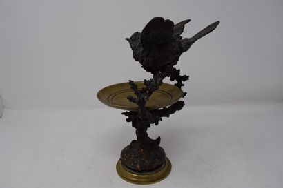 null Baguier en bronze, la coupe reposant sur un piétement à l'imitation d'un arbre,...