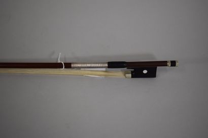 null Archet de violon de l'école de MORIZOT fait vers 1950.

Baguette ronde en bois...