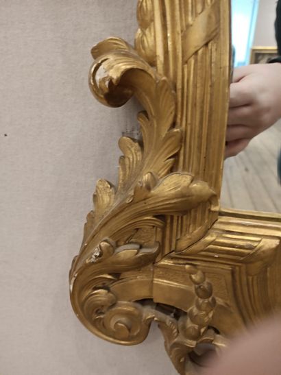 null Miroir en bois sculpté et doré de forme mouvementé à décor d'un mascaron centré...