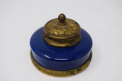 null MILET Paul (1870-1950) à Sèvres.

Encrier en porcelaine bleu, monture en bronze...