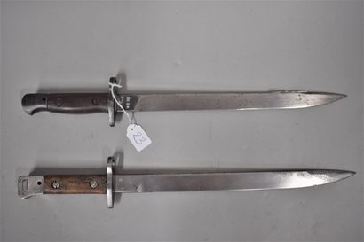 null Lot of two English bayonets, one MKIII and one MKII. 

Good condition (without...