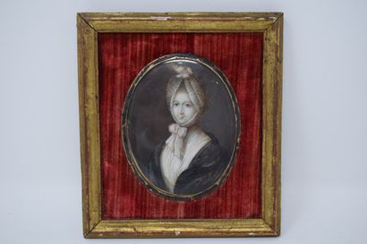 null 
Ecole Française, XIXe siècle,
Femme à la coiffe de dentelle
Miniature en ivoire de forme ovale
H.: 8...