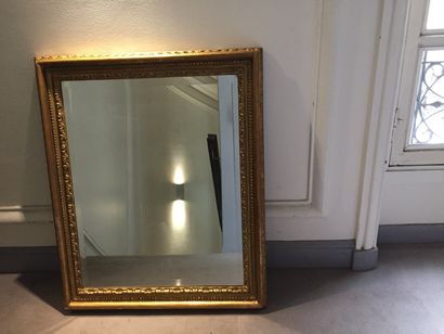 null Rectangular mirror, bevelled glass, gilded wood frame. 

20th century.

H.:...