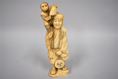 null JAPON - Epoque MEIJI (1868 - 1912)

Okimono en ivoire, Sarumawashi debout avec...