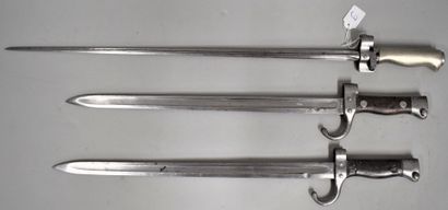 null Lot of three bayonets including :

two Berthier 1892

one Lebel 1886-15

Fairly...