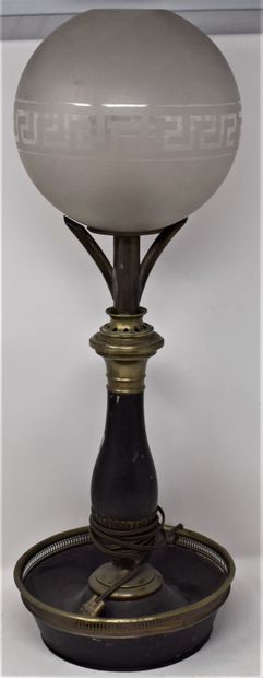 null Lampe à pétrole de style Napoléon III en laiton, tôle et bois peints en noir,...