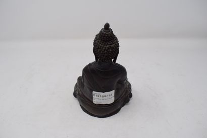 null Bouddha maravijaya en bronze à patine brune, représenté assis en dhyanasana...