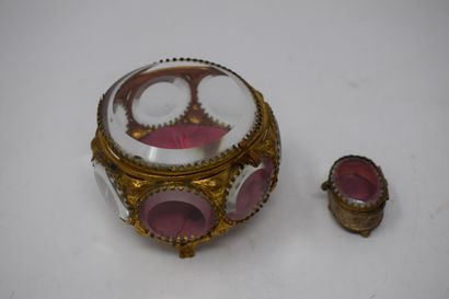 null Quatre boîtes à bijoux fin XIXe et début XXe :

- Boîte ronde en verre biseauté...