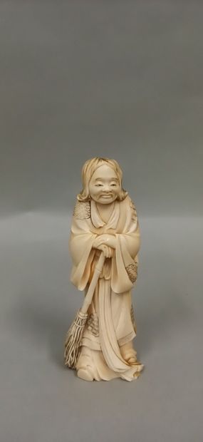 null JAPAN, circa 1900,

Okimono in ivory representing a man holding a broom.

Height:...