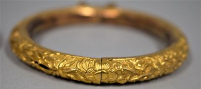 null Deux bracelets joncs en or jaune 9K (375) à décor de dragons, rinceaux et caligraphies.

Trou...