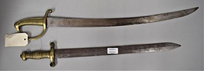 null Lot de deux armes comprenant :

- Glaive modèle 1831 allégé (sf)

- Briquet...