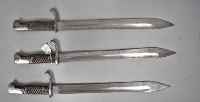 null Lot de trois baïonnettes Mauser 1898-05 dont une à dents de scie et une à dents...