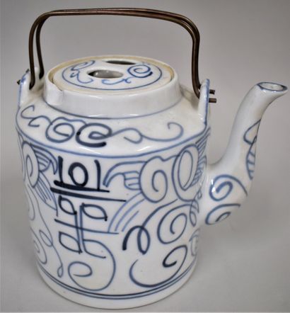 null Porcelain teapot with white-blue stylized scrolls.

Southeast Asia, early 20th...