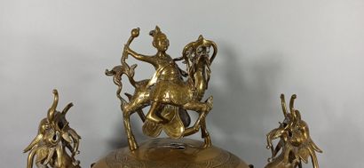null 
VIETNAM - Début XXe siècle

Grand brûle-parfum globulaire en bronze, posant...