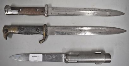 null Lot de trois baïonnettes comprenant :

-Une Mauser 1884-98 1er type

-une Mauser...