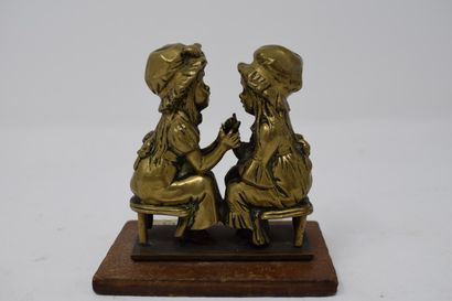 null Deux petits sujets en bronze : 

- Deux fillettes en face à face assises sur...