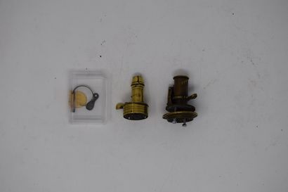 null Lot of incomplete or damaged powder flasks and spare parts.