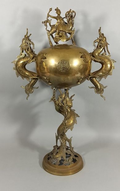 null 
VIETNAM - Début XXe siècle

Grand brûle-parfum globulaire en bronze, posant...
