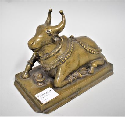null Taureau Nandi en bronze représenté accroupi sur une terrasse.

Inde fin XIX...