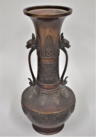 null Chine, XXème siècle

Vase en bronze à patine brune à long col évasé à décor...