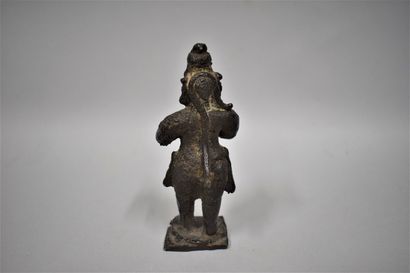 null INDE - Vers 1900

Statuette en bronze à patine brune d'Hanuman debout les mains...