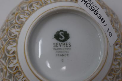 null 
SEVRES 

Pot à lait en porcelaine réticulée dont l'anse simule le bambou, modèle...