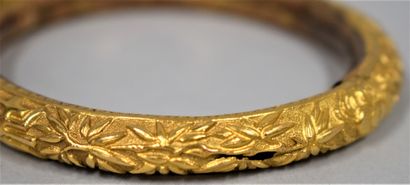 null Deux bracelets joncs en or jaune 9K (375) à décor de dragons, rinceaux et caligraphies.

Trou...