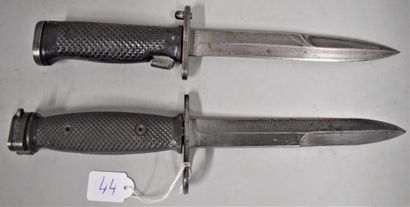 null Set of two US bayonets, one M5 and one M7.

Good condition (without scabbar...